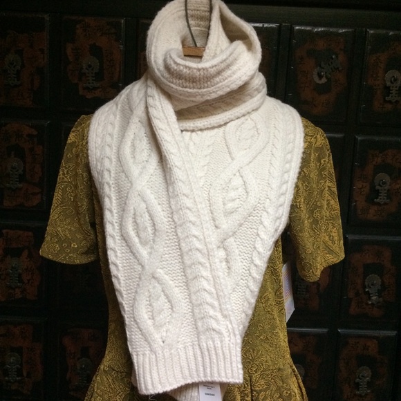 Snuggly, soft cable knit 70” long GAP winter scarf! - Picture 3 of 6